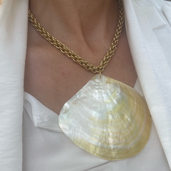 Jumbo Shell Necklace🐚 - Picture 7 of 10